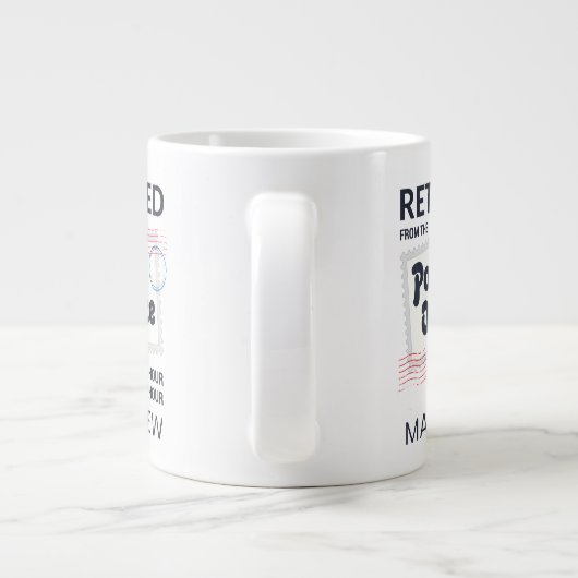 Gepersonaliseerde postarbeider in ruste grote koffiekop (Achterkant)