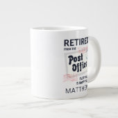 Gepersonaliseerde postarbeider in ruste grote koffiekop (Voorkant rechts)