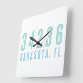 Gepersonaliseerde postcode, stad, staatskustblauwd vierkante klok (Hoek)