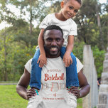 Gepersonaliseerde Proud Baseball Dad T-Shirt<br><div class="desc">Papa-shirt met een rode honkbal met moderne retro-tekst en een honkbal in klassieke kleuren van rood en wit,  gepersonaliseerd met je kindernaam.</div>