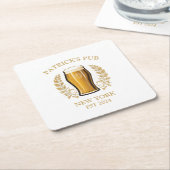 Gepersonaliseerde Pub Sign Bierglas met aangepaste Kartonnen Onderzetters (Schuin)
