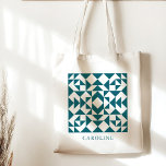 Gepersonaliseerde Quilt Block Gift voor Quilter Bl Tote Bag<br><div class="desc">Draag je crafting essentials in stijl met deze gepersonaliseerde quiltblok blauwgroen canvas tas. Perfect voor quilters, dit tas heeft een charmant quiltblokpatroon in levendig blauwgroen en kan worden aangepast met jouw naam of een speciale boodschap. Ideaal voor het vervoeren van stoffen, gereedschappen of zelfs alledaagse voorwerpen, dit tas is zowel...</div>