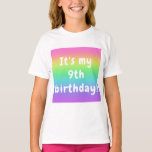 Gepersonaliseerde Rainbow Birthday Girl's T-shirt<br><div class="desc">Voeg je eigen woorden en/of naam toe! Deze prachtige heldere regenboogkleuren gradiënt is groot pret voor uw verjaardagspartij of elke dag! Ideaal voor kinderen,  tieners en volwassenen! Ontworpen in Washington State,  USA voor uw plezier. Bedankt voor het ondersteunen van onafhankelijke artiesten!</div>