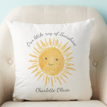 Gepersonaliseerde Ray of Sunshine kwekerij Kussen<br><div class="desc">Dit schattige baby-kussen heeft een gele lachende zon en de tekst "Our Little Ray Of Sunshine" in stijlvolle scripttypografie. Gemakkelijk aan te passen maakt het een geweldig cadeau voor de kinderkamer van een baby. Originele Waterverf © Michele Davies.</div>