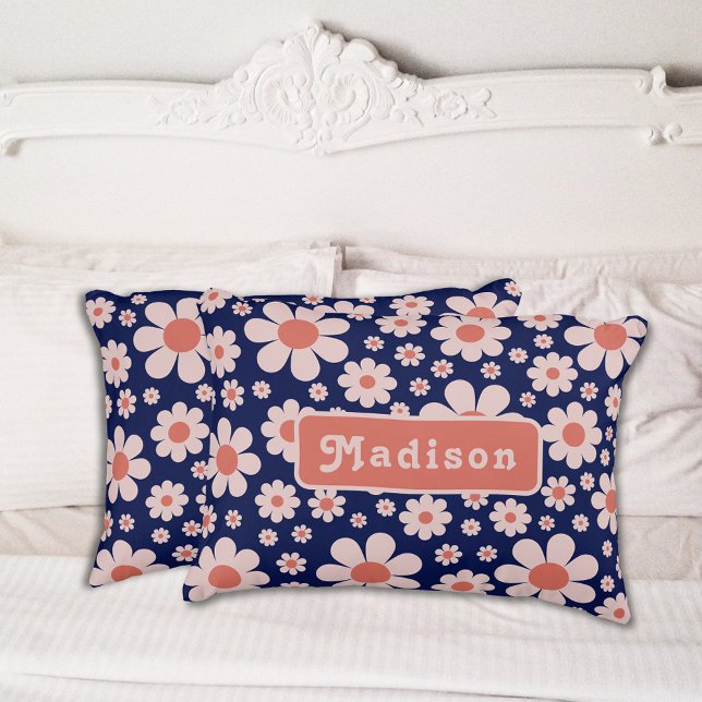 Gepersonaliseerde Retro 70s Bloemen Marine Blauw Accent Kussen (Retro 70s vintage daisy navy blue and orange pattern groovy typography personalized pillow)