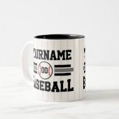 Gepersonaliseerde Retro Baseball Speler NAAM Team Tweekleurige Koffiemok (Voorkant links)