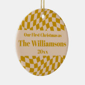 Gepersonaliseerde Retro Geel Checkerboard Kerstmis Keramisch Ornament (Rechts)