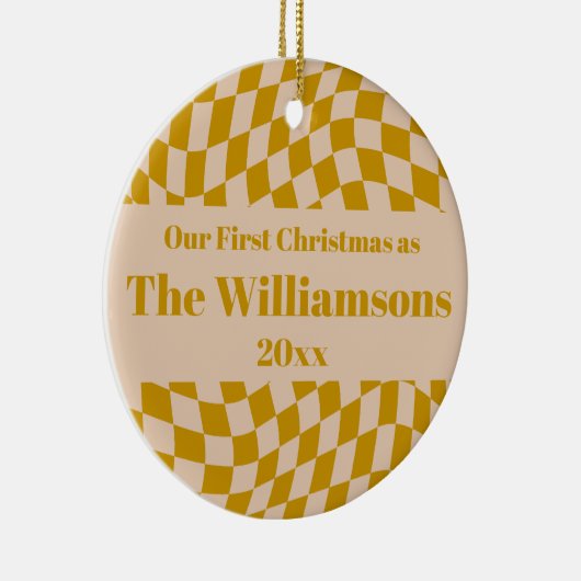 Gepersonaliseerde Retro Geel Checkerboard Kerstmis Keramisch Ornament (Rechts)