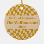Gepersonaliseerde Retro Geel Checkerboard Kerstmis Keramisch Ornament (Voorkant)