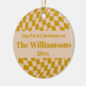 Gepersonaliseerde Retro Geel Checkerboard Kerstmis Keramisch Ornament (Links)
