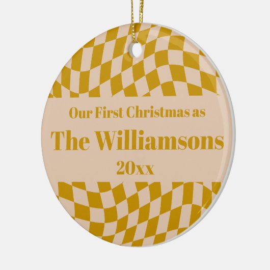 Gepersonaliseerde Retro Geel Checkerboard Kerstmis Keramisch Ornament (Links)