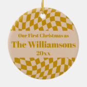 Gepersonaliseerde Retro Geel Checkerboard Kerstmis Keramisch Ornament (Achterkant)