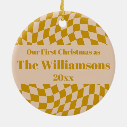 Gepersonaliseerde Retro Geel Checkerboard Kerstmis Keramisch Ornament (Achterkant)