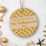 Gepersonaliseerde Retro Geel Checkerboard Kerstmis Keramisch Ornament<br><div class="desc">Herdenk je eerste kerst als gezin met dit stijlvolle gepersonaliseerde keramische ornament, met een retro mosterdgeel dambord. Pas het aan met uw familienaam voor een unieke herinnering die uw vakantie samen viert. Het gedurfde gele patroon en de stijl maken dit ornament tot een trendy toevoeging aan uw kerstboom, ideaal voor...</div>
