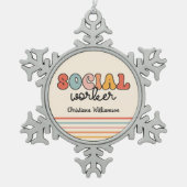 Gepersonaliseerde retro sociaal werker tin sneeuwvlok ornament (Voorkant)
