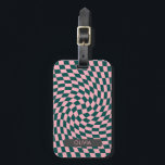Gepersonaliseerde Retro Verkeerde Groene Roze Geco Bagagelabel<br><div class="desc">Met de terugdraaiing wordt het controllerbordontwerp gecontroleerd in een diepe groene en roze kleurencombinatie van oerwoud. Retro checkerboard twirled 70 psychedelische stijl modern design home decor,  studentenkamer,  kantoor- en schoolproducten en terugkerende geschoolde geschenken.</div>