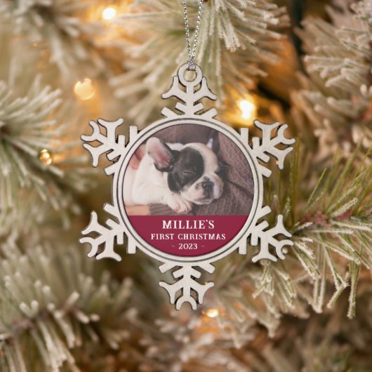 Gepersonaliseerde rode eerste kerst puppy foto tin sneeuwvlok ornament (Boom)