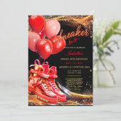 Gepersonaliseerde rode gouden sneaker bal verjaard kaart (Staand voorkant)