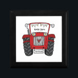 Gepersonaliseerde rode tractor Boerderij bruiloft  Cadeaudoosje<br><div class="desc">Een tractor land boerderij bruiloft cadeau dat kan worden gepersonaliseerd. Als u de grootte of het lettertype wilt wijzigen,  klikt u op de knop Bewerken om verder aan te passen. De bunting in de tractor zit in een subtiele crème en wit.</div>