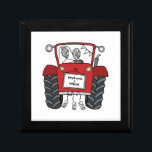 Gepersonaliseerde rode tractor land bruiloft cadea cadeaudoosje<br><div class="desc">Een tractor country boerderij huwelijksgeschenk dat kan worden gepersonaliseerd met beide namen van het paar. Als u de grootte of het lettertype van de namen wilt wijzigen,  klikt u op de knop Bewerken om verder aan te passen. De bunting in de tractor zit in een subtiele crème en wit.</div>