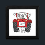 Gepersonaliseerde rode tractor land bruiloft cadea cadeaudoosje<br><div class="desc">Een tractor country boerderij huwelijksgeschenk dat kan worden gepersonaliseerd met beide namen van het paar. Als u de grootte of het lettertype van de namen wilt wijzigen,  klikt u op de knop Bewerken om verder aan te passen. De bunting in de tractor zit in een subtiele crème en wit.</div>