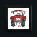 Gepersonaliseerde rode tractor land bruiloft cadeaudoosje<br><div class="desc">Een tractor land boerderij bruiloft cadeau dat kan worden gepersonaliseerd. Als u de grootte of het lettertype wilt wijzigen,  klikt u op de knop Bewerken om verder aan te passen. De bunting in de tractor zit in een subtiele crème en wit.</div>