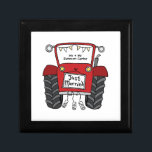 Gepersonaliseerde rode tractor land bruiloft cadeaudoosje<br><div class="desc">Een tractor land boerderij bruiloft cadeau dat kan worden gepersonaliseerd. Als u de grootte of het lettertype wilt wijzigen,  klikt u op de knop Bewerken om verder aan te passen. De bunting in de tractor zit in een subtiele crème en wit.</div>
