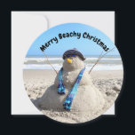 Gepersonaliseerde ronde Florida Snowman Beach Kers Feestdagenkaart<br><div class="desc">Foto van een sneeuwpop met zandsculptuur - pas de tekst eenvoudig aan.</div>