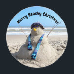 Gepersonaliseerde ronde Florida Snowman Beach Kers Feestdagenkaart<br><div class="desc">Foto van een sneeuwpop met zandsculptuur - pas de tekst eenvoudig aan.</div>