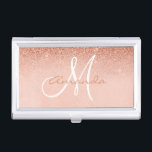 Gepersonaliseerde  Roos Gold Trendy Monogram Visitekaarthouder<br><div class="desc">Dit ontwerp is gemaakt door middel van digitale kunst. Het kan worden aangepast in het gebied dat wordt aangeboden of aangepast door de klik te kiezen om de andere optie aan te passen en de naam, initialen of woorden te wijzigen. U kunt de tekstkleur en de stijl ook veranderen of...</div>