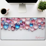 Gepersonaliseerde Roze & Blauwe Edelsteen Bureaumat<br><div class="desc">Verhoog uw werkruimte met deze gepersonaliseerde bureaumat versierd met een boeiende opstelling van roze en blauwe edelstenen. De levendige kleuren en natuurlijke texturen creëer vormen een betoverende en inspirerende achtergrond voor uw werk. Maak het echt van jou door jouw naam of een motivatie offerte toe te voegen. Het gladde oppervlak...</div>
