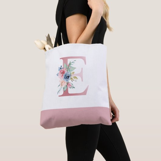 Gepersonaliseerde roze bloemige monogram letter E Tote Bag (Dichtbij)