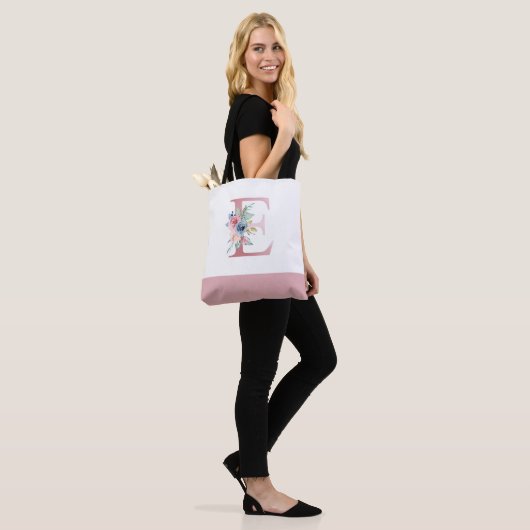 Gepersonaliseerde roze bloemige monogram letter E Tote Bag (Op model)
