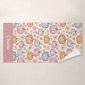 Gepersonaliseerde Roze Bloemige Pompoen Badhanddoek (Badhanddoek)