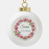 Gepersonaliseerde roze en groene bloemenkrans keramische bal ornament (Voorkant)