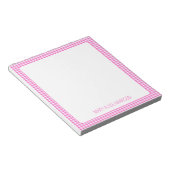 Gepersonaliseerde roze en witte geruite gingham notitieblok (Schuin)
