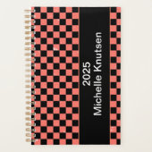 Gepersonaliseerde roze en zwarte Checkerboard 2025 Planner (Voorkant)