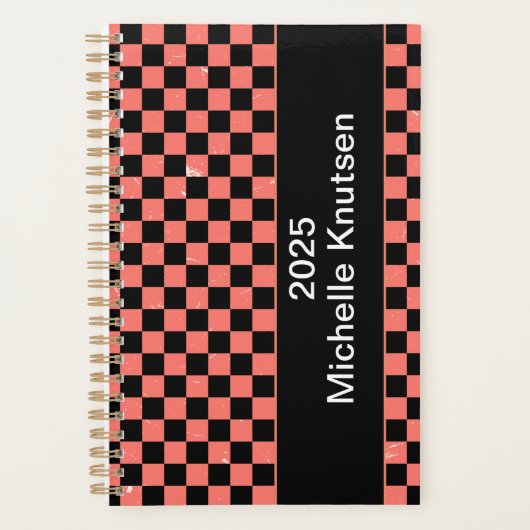 Gepersonaliseerde roze en zwarte Checkerboard 2025 Planner (Voorkant)