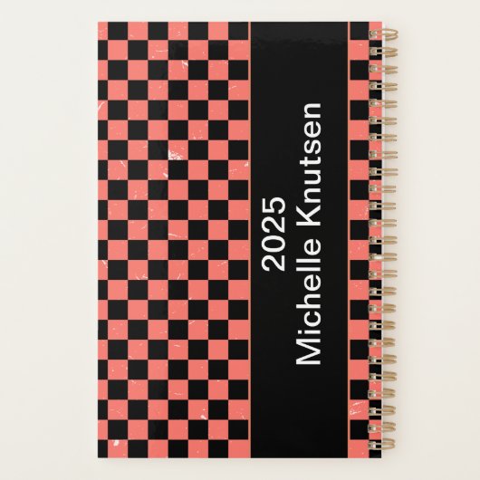 Gepersonaliseerde roze en zwarte Checkerboard 2025 Planner (Achterkant)