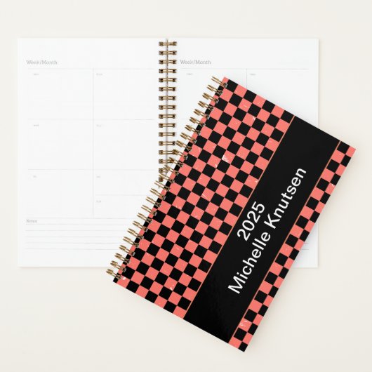 Gepersonaliseerde roze en zwarte Checkerboard 2025 Planner (Display)