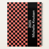 Gepersonaliseerde roze en zwarte Checkerboard 2025 Planner (Achterkant)