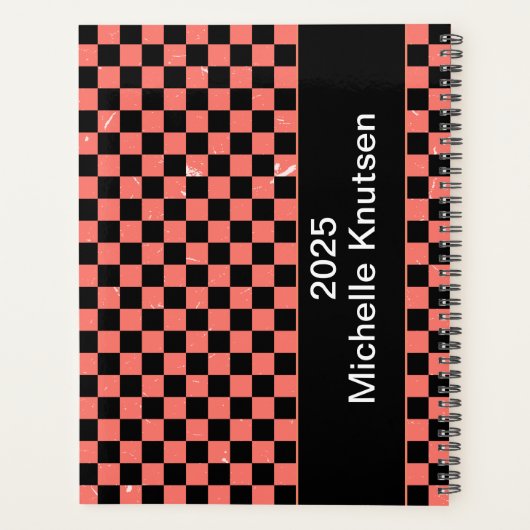 Gepersonaliseerde roze en zwarte Checkerboard 2025 Planner (Achterkant)