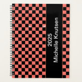 Gepersonaliseerde roze en zwarte Checkerboard 2025 Planner (Voorkant)