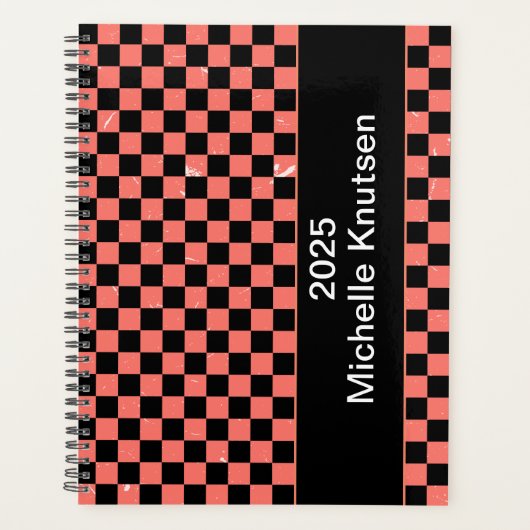 Gepersonaliseerde roze en zwarte Checkerboard 2025 Planner (Voorkant)