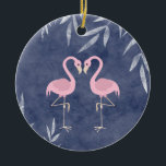 Gepersonaliseerde roze flamingo paar tropische str keramisch ornament<br><div class="desc">Gepersonaliseerd roze flamingo paar op een grungy donkerblauw tropisch strand achtergrond kerst ornament. ~</div>
