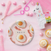 Gepersonaliseerde roze gebakken eieren en spek pat papieren bordje (Feest)