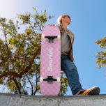 Gepersonaliseerde Roze Geruite Skateboard<br><div class="desc">Een trendy roze dambordontwerp dat kan worden gepersonaliseerd met een naam of initialen.</div>