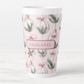 Gepersonaliseerde Roze Kerstbal Latte Mok (Voorkant)