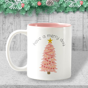 Gepersonaliseerde roze kerstboom hebben een vrolij tweekleurige koffiemok