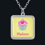 Gepersonaliseerde roze koekje wi poladots kerry zilver vergulden ketting<br><div class="desc">Grafische kunst / illustratie van een roze jummy cupcake met ijskopjes bovenaan en een schattige,  roze,  polka dot cherry. De basis is groen en witte strepen. Gele achtergrond. Personaliseer met een naam.</div>